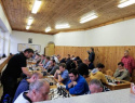 V řadě šachovnic u okna hráli vpravo na 1. a 2. desce Tomáš a Vlasta.jpg