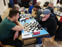 Na 1. šachovnici získal cenný bod Adam Dvořák v partii s Jakubem Uřičářem.jpg