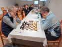 Lídři na první šachovnici Jirka Jakubčík a Pavel Blažek se v 21  tahu a po 2,5 hodině hry dohodli na dělení bodu.jpg