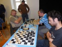 Na 3. šachovnici hostující Jarek Hejný v pruhovaném tričku bodoval v utkání se Znojmem .jpg