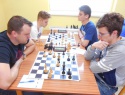 Martin Řehulka-Lukáš Gabryš, za nimi Jakub Stančík-Radek Zabloudil, Radek získal půlku a Martin dohrával poslední, po ztrátě picha ve francouzské sice stavěl jako první dámu, ale ta šach nem .jpg