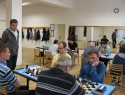 Rozhodčí KarelHruška Sleduje parti na druhé šachovnoci.jpg