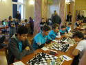 Vlevo Áčko SK Vyškov vedené Markem Hruškou na 1. šachovnici, dále hráli Ondřej Mikulášek, Gabriel Provazník Honzík Kotisa, Rafael Provazník.JPG