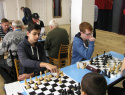 Marek Hruška trénuje šachového talenta Vítka Chvátala, vedle Martin Kužílek posléze remizoval Vítem Vykoukalem.JPG