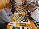Na 4. šachovnici se potkali zástupci kapitánů obou družstev, dlouholetí nejen šachoví přátelé Jirka Jakubčík s Lubošem Ševčíkem, půlka byla nevyhnutelná.jpg
