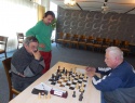 Vpravo Petr Kaličinský stupňuje tlak bílých figur k výhře.jpg
