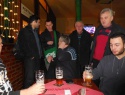 Tak jsme těsně vyhráli, sdéluje Jarek spoluhráčům po zápase Znojmo-MKS A 18.1.2015.jpg