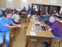 Jediný náš zástupce v turnaji A Vlasta Rozumek (vpravo) v debatě před zahájením kola s Vladimírem Hruškou..jpg