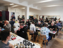 V hrací místnosti se hrály 4 utkání, celkem 46 hráčů, pohled od 1. šachovnice KPI.jpg