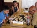 Marek Hruška v modrém sbíral další body na první FIDE Elo, partii sleduje Robi Kudlička jn..jpg
