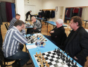 Na 2. šachovnici hraje Vláďa Slavík s Tomášem Dorazilem, za nimi na třetí Libor Štípský vs. Radek Zbořil.jpg