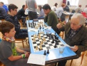Po přijaté remíze přehrává partii pan Miroslav Jandl s Honzou Hvozdovičem.jpg