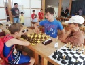 Trenér Jirka Trněný se mezi koly věnoval našim šachovým nadějím.jpg