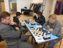 Na sedmé nestačil Tomáš Čermák na Jindru Veselého a za ním sbíral šachové zkušenosti z krajské soutěže Marek Hruška s Ivo Sedlákem.jpg
