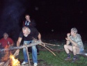Vlastník lesa Radek Zbořil předváděl práci u ohně.jpg