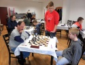 Radek Zabloudil sleduje průběh partie Tomáše Boby s Martinem Rudolfem, nakonec půlili.jpg