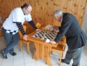 Pan Miroslav Jandl ukazuje Luboši Ševčíkovi svoji minulou vyhranou partii s Kuřimí!!!.jpg
