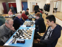 Souboj seniorů sedících vlevo od 2. šachovnice s 3 gymnazisty SK Vyškov A.jpg