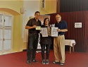 Radka Slepánková se 2 řediteli, 2 poháry, 2 diplomy a 2 poukazy za 2. místo a nejlepší ženu v turnaji B.jpg