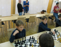 Marek a Patrik Pukowietzi hrají s černými figurami.JPG