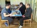 Na 1. desce hráli vzadu na šachovnici 2 Tomášové, bílé měl Tomáš Čermák a černé barvy vedl Tomáš Dorazil..jpg