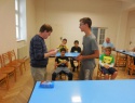 Vítěz Jirka Trněný přebírá odměnu.jpg